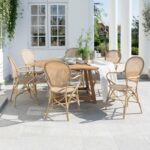 Chaises avec accoudoirs et table de repas pour le jardin