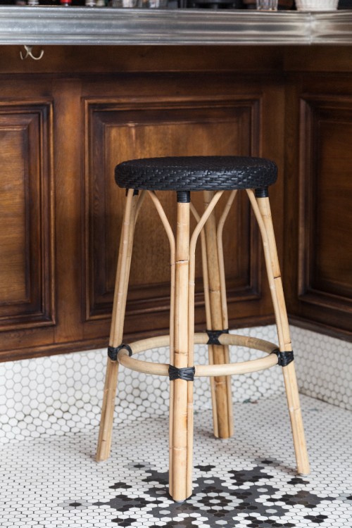 Tabouret de bar rotin et résine et bar en zinc