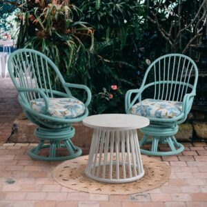 Ensemble de fauteuils pivotant en rotin bleu avec table ronde blanche