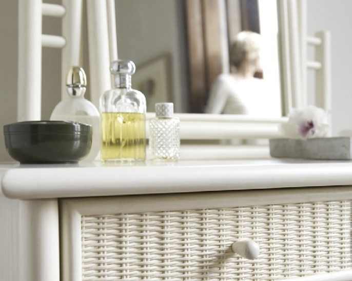 Commode rotin salle de bain blanche