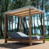 Grand lit 2 personnes en bois à baldaquin pour le jardin