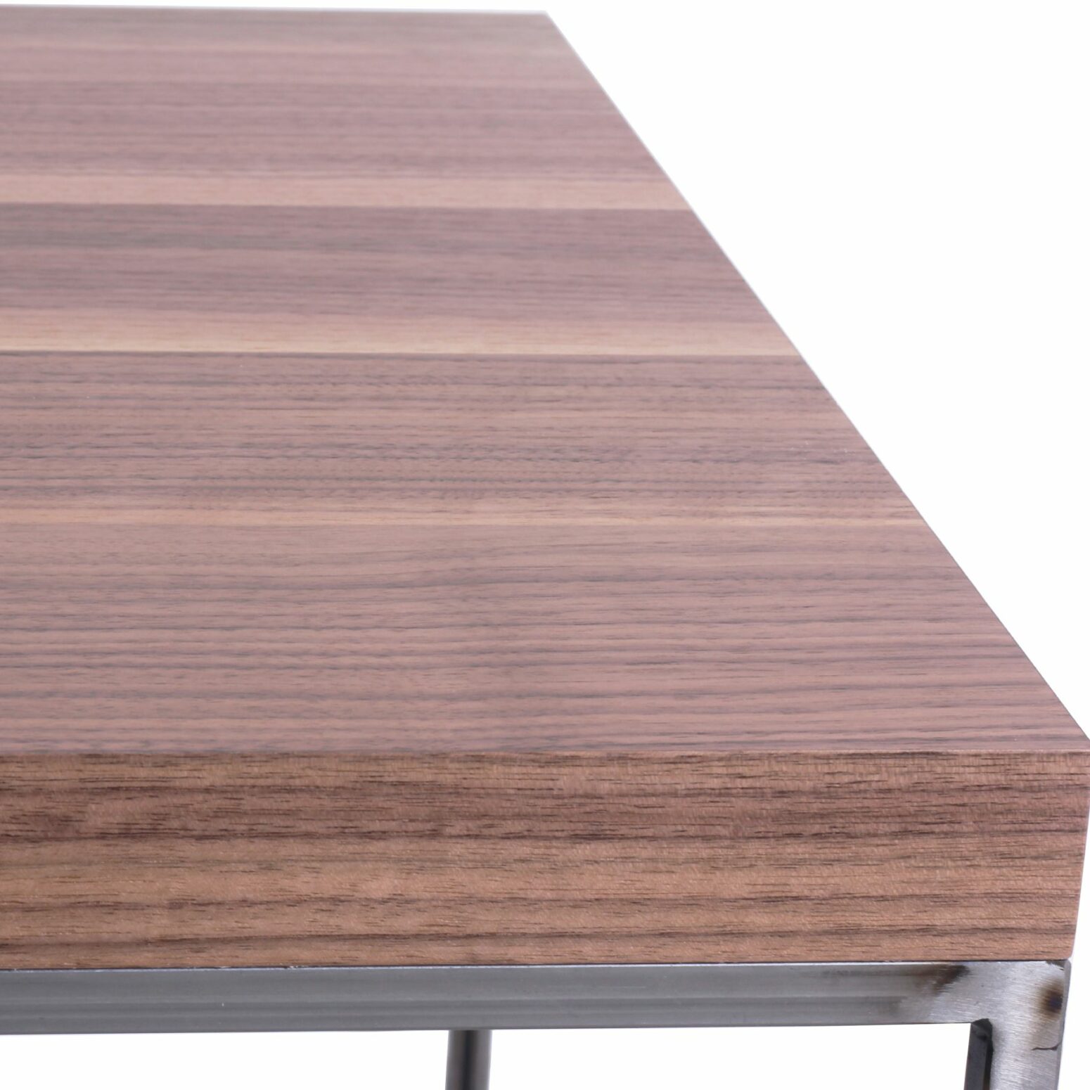 Table basse en noyer avec pieds métal