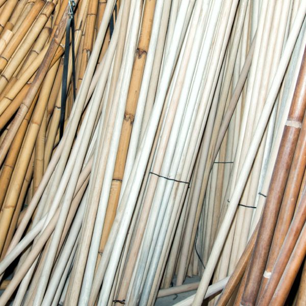 Stockage de cannes de rotin naturel