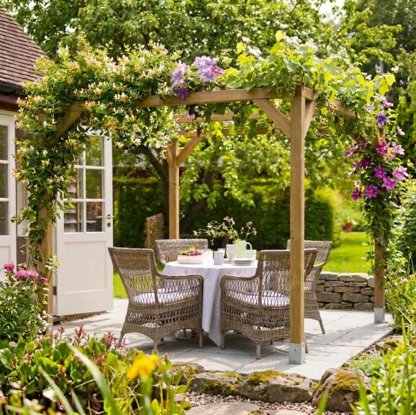 Pergola de jardin végétalisée avec salon en résine