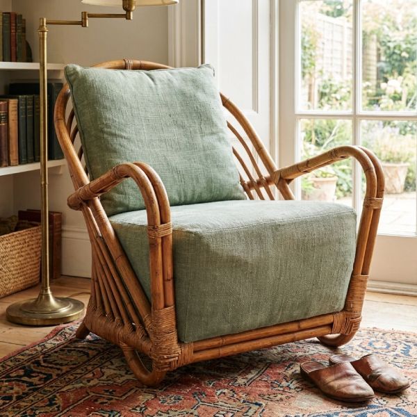 Fauteuil rotin vintage haut de gamme design patiné avec le temps