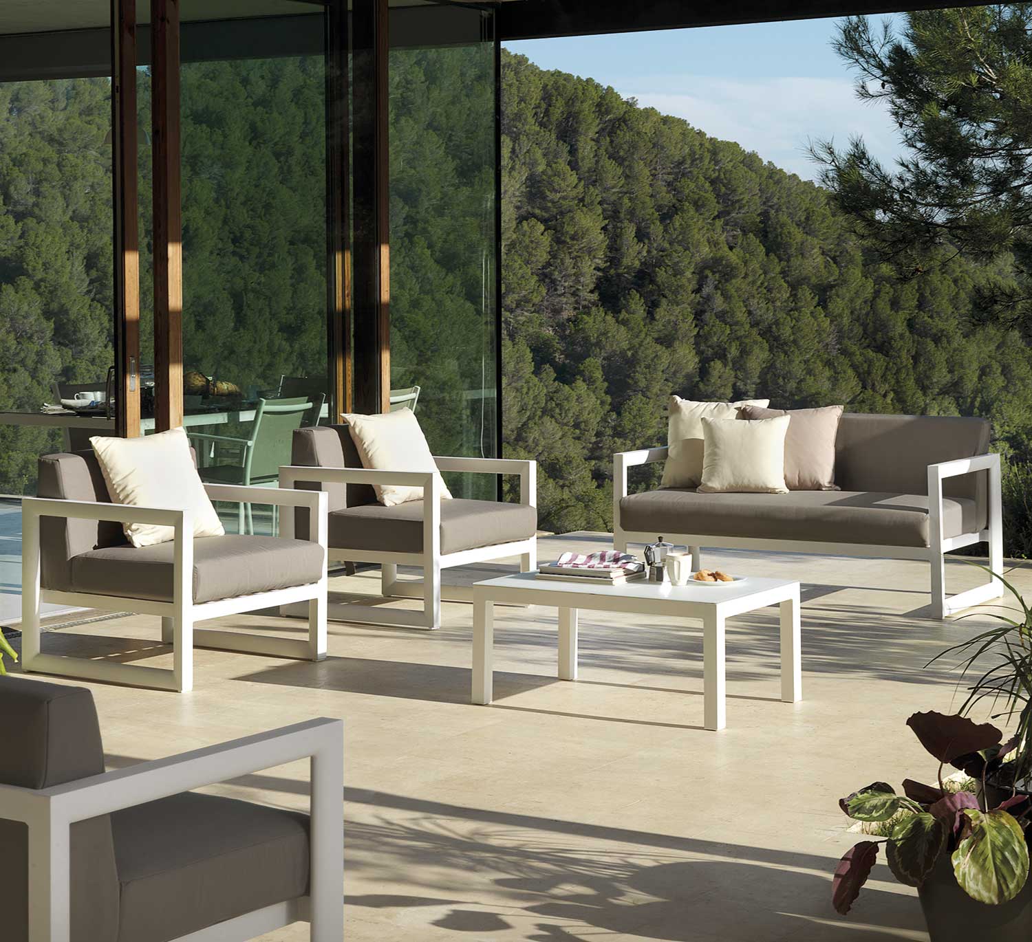 Salon complet en aluminium blanc avec coussins