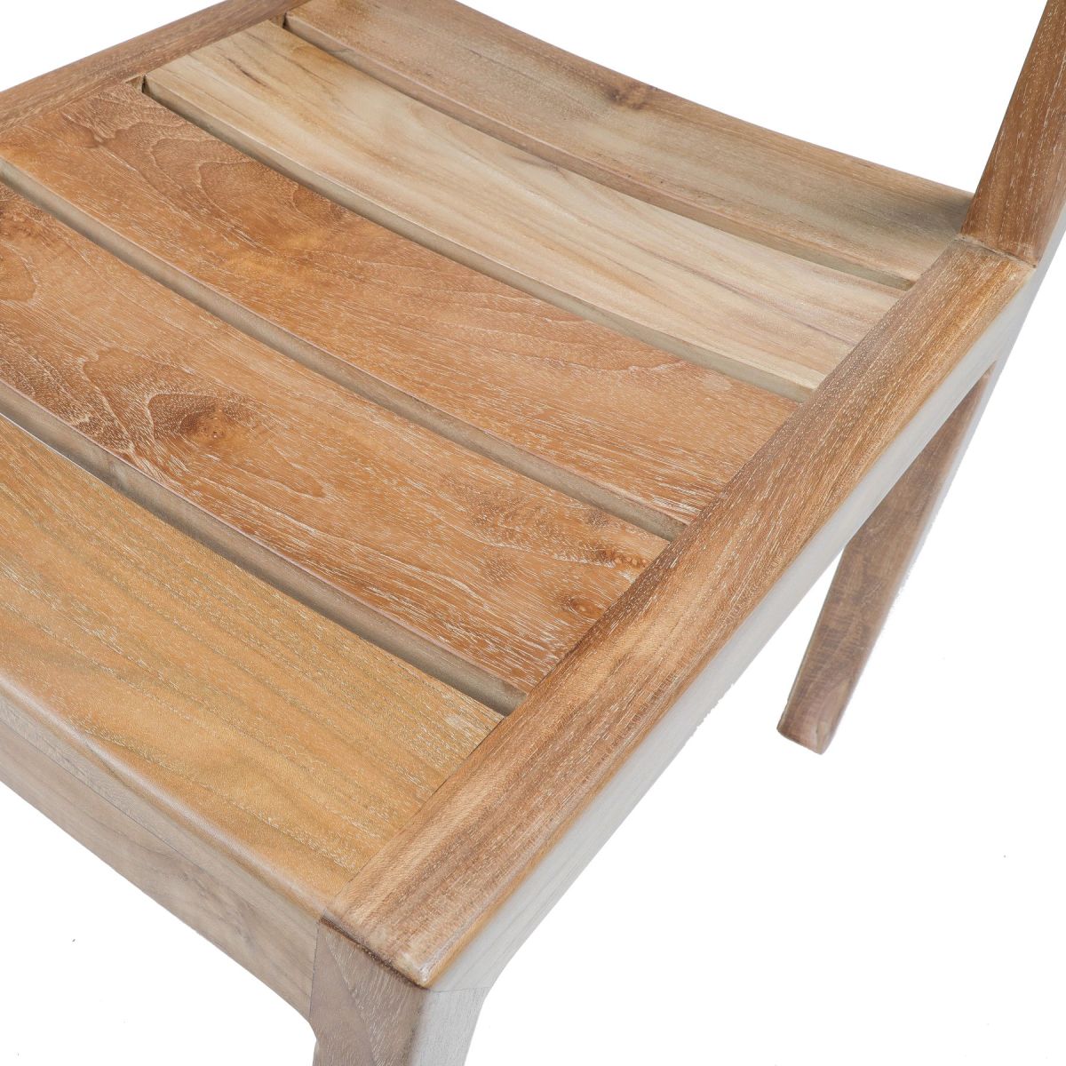 Gros plan assise chaise de jardin en teck