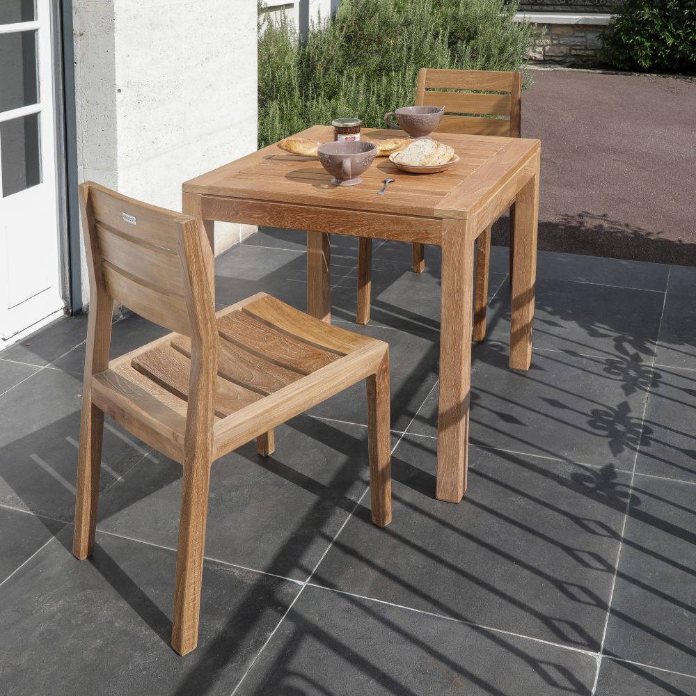 Deux chaises de jardin en teck avec table en teck carrée