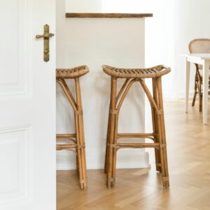 Tabourets de bar rotin design vieillis