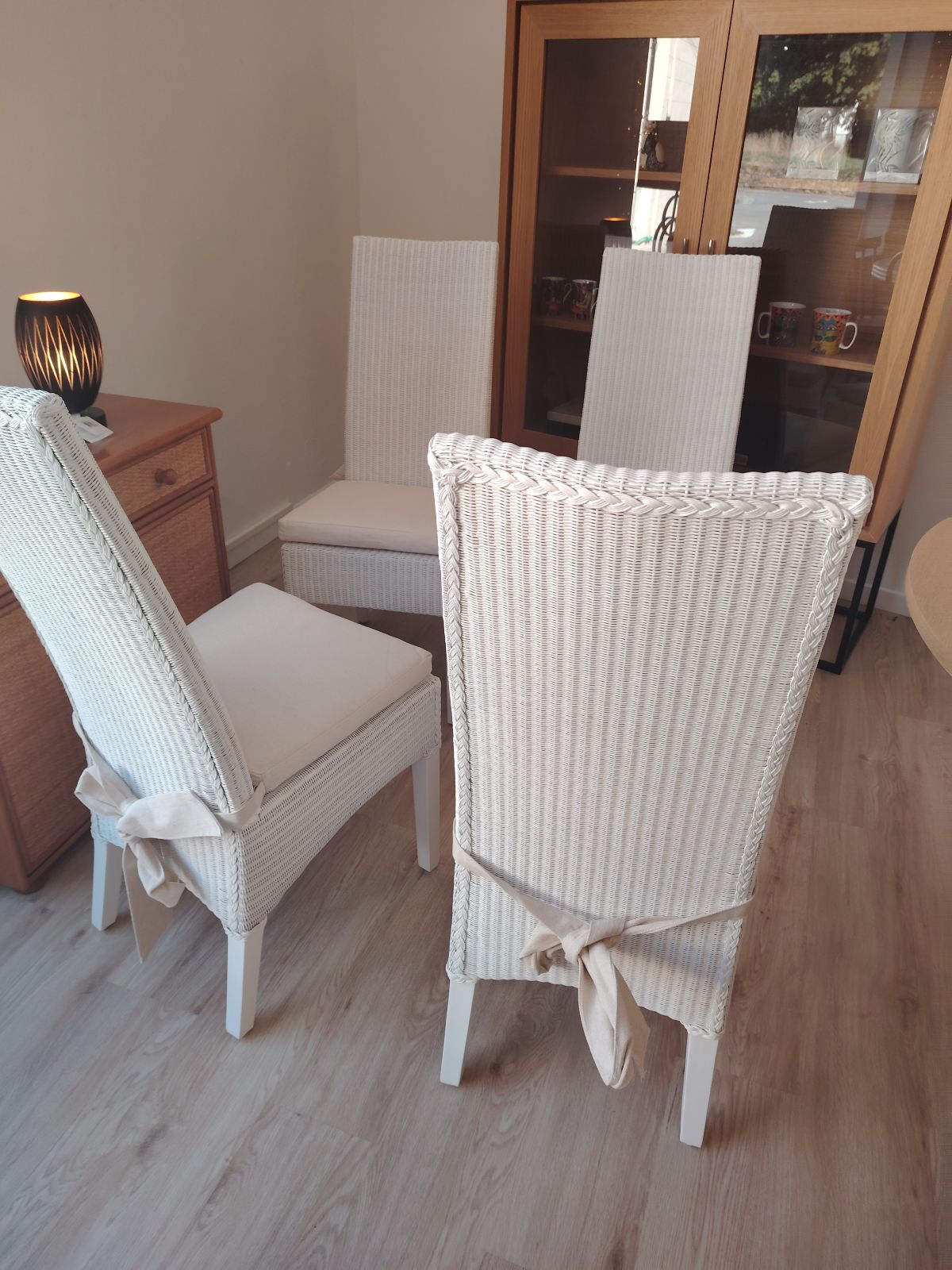 Ensemble de 4 chaises blanches lloyd loom en promo