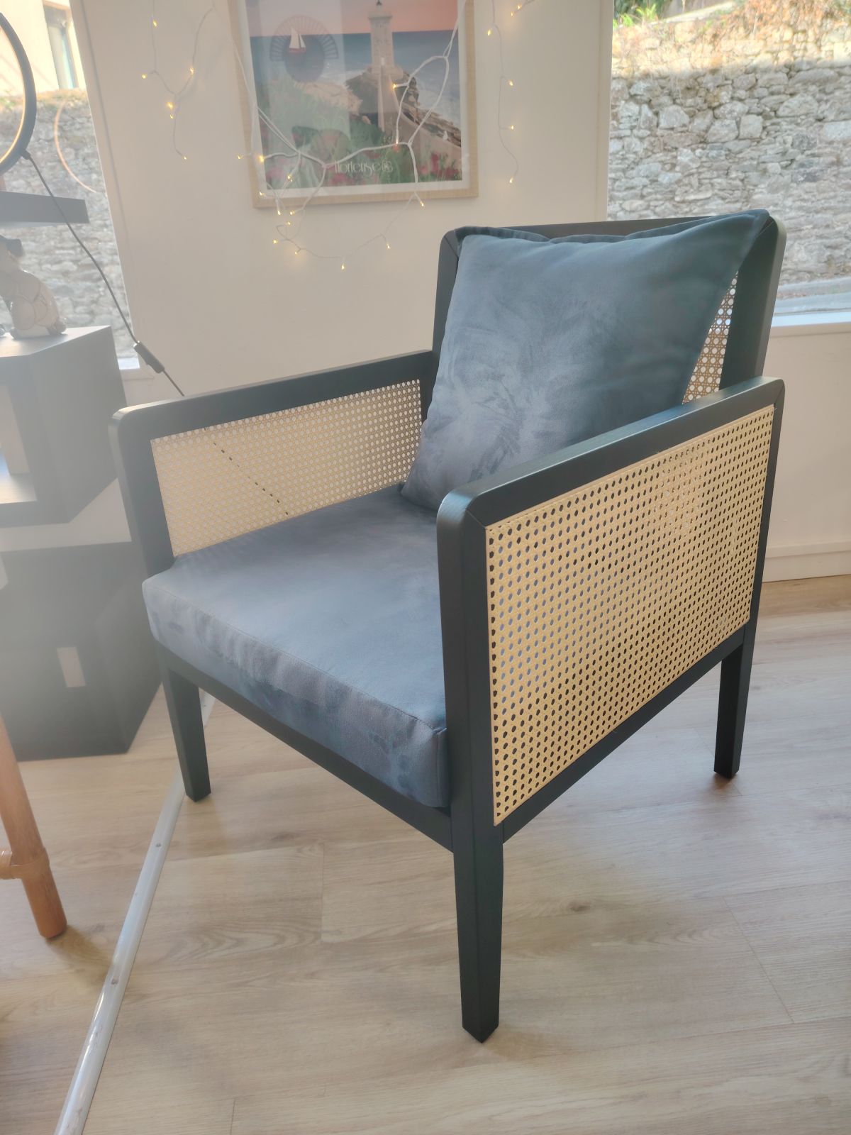 Fauteuil en frêne massif noir et cannage naturel avec coussins