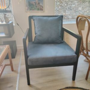 Fauteuil haut de gamme en cannage naturel et bois noir avec coussins