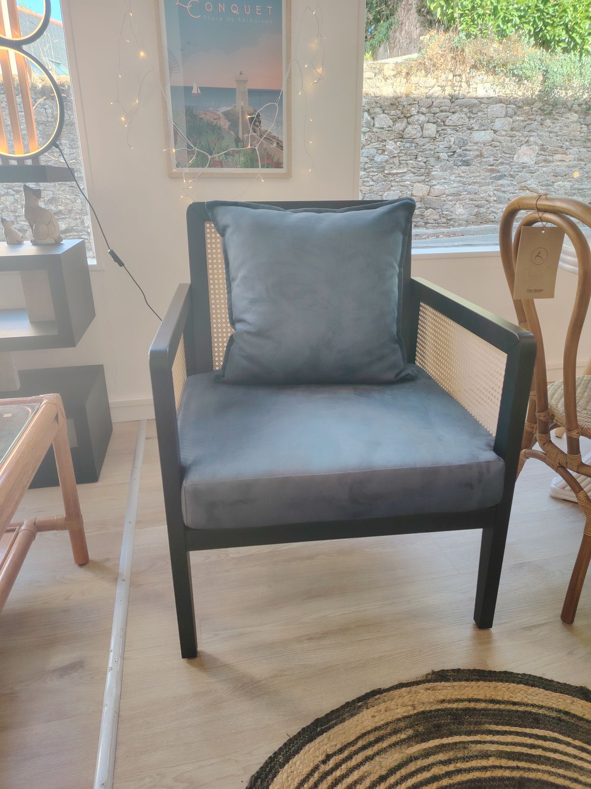 Fauteuil haut de gamme en cannage naturel et bois noir avec coussins