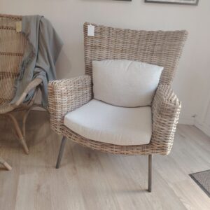 Fauteuil intérieur en rotin kubu avec pieds métal