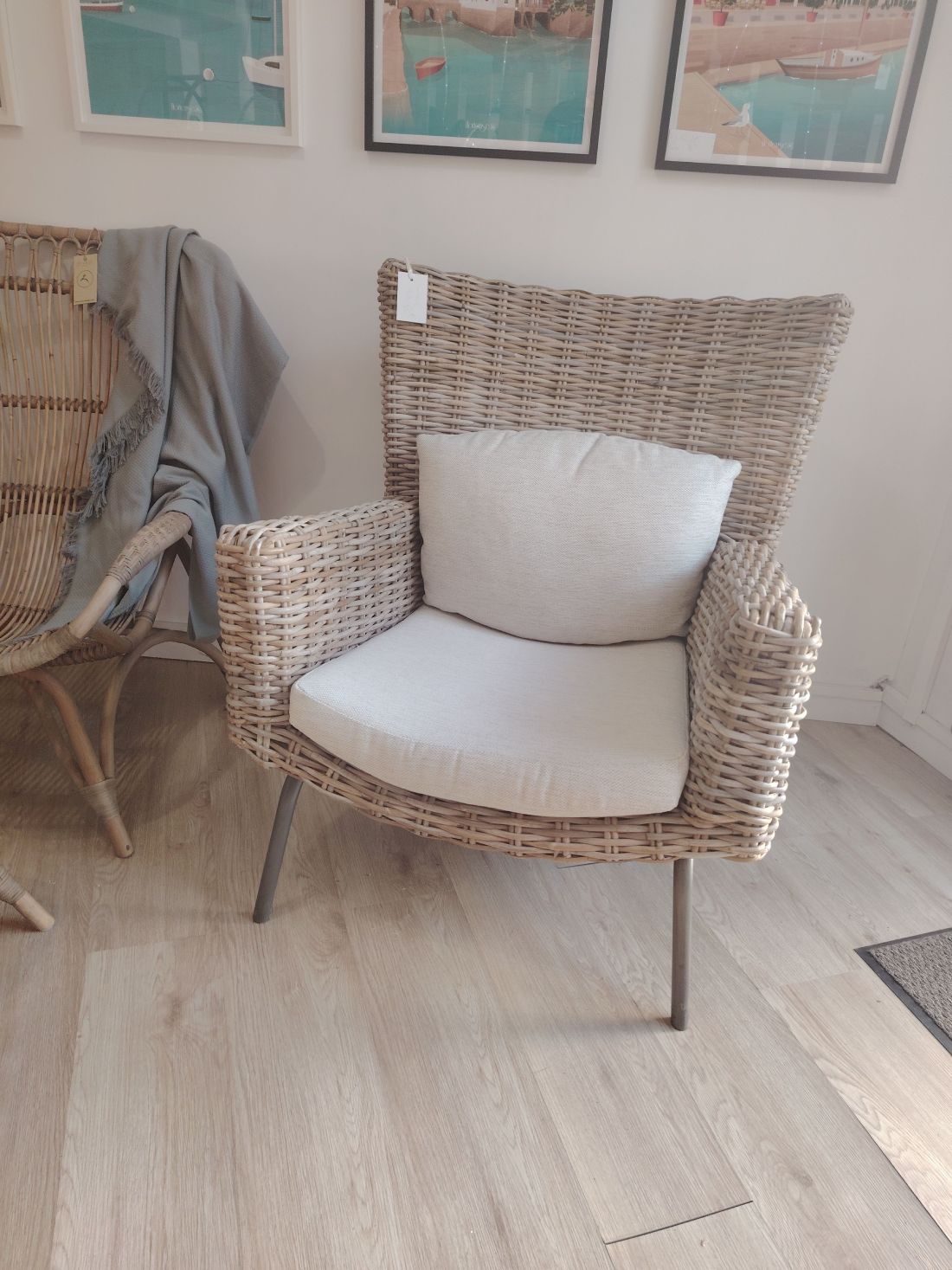 Fauteuil intérieur en rotin kubu avec pieds métal