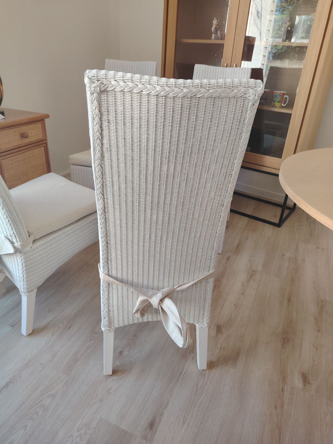 4 chaises haut dossier blanches en lloyd loom