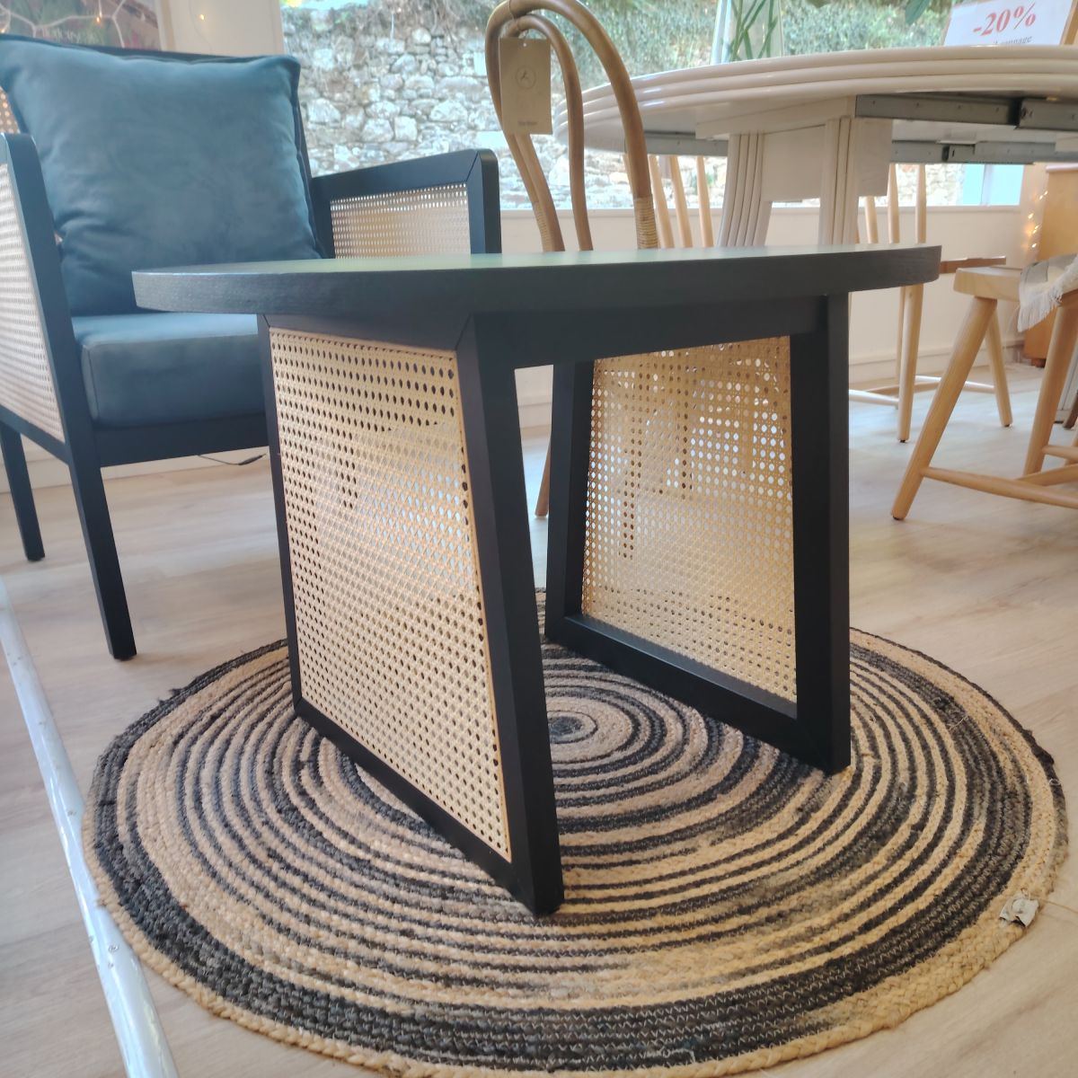 Table basse plateau rond en bois et pieds cannage naturel en promotion